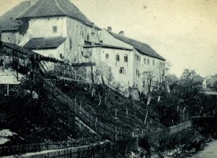 Hrad, kterГЅ se propadl